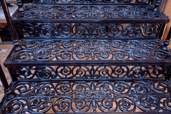 Escalera de hierro forjado negro de cerca — Foto de Stock