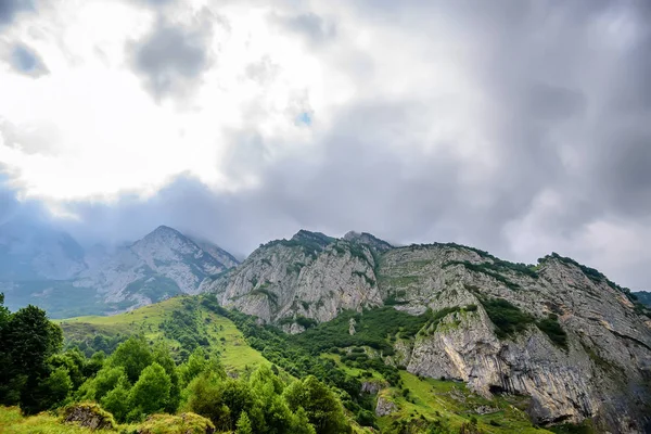 Paisaje de montaña en Osetia del Norte — Foto de Stock