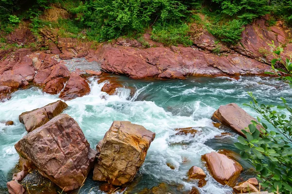 Paisaje de verano con río de montaña — Foto de Stock