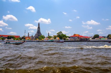 WAT Arun üzerinde Chao Phraya Nehri'nin Bangkok Tayland