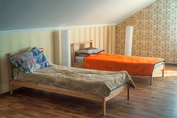 Interno di piccola stanza ostello con due letti — Foto Stock