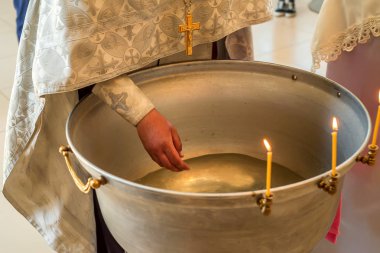 Ortodoks kilisesinde vaftiz için yazı tipi