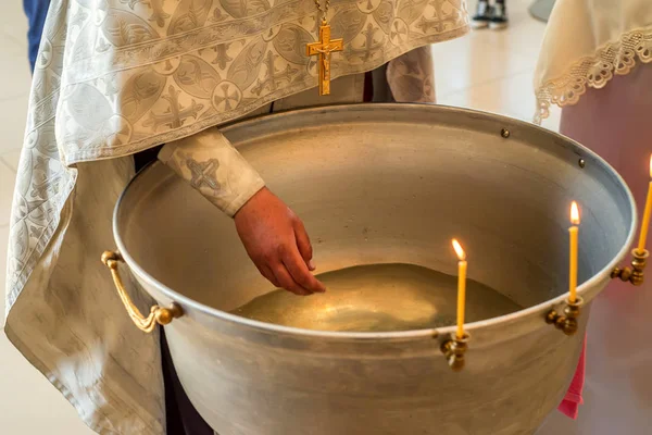 Ortodoks kilisesinde vaftiz için yazı tipi