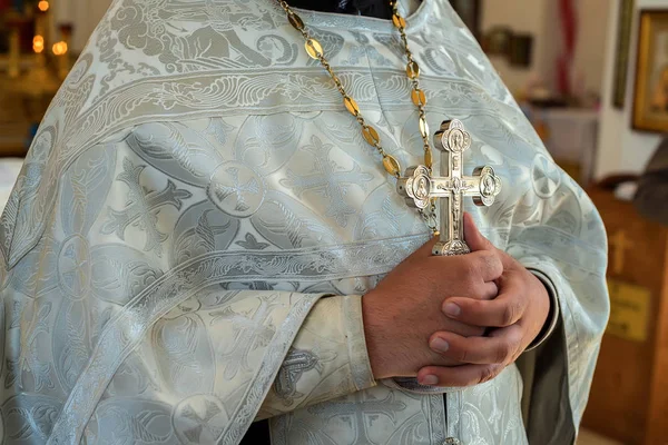 Orthodox christian priest holds cross — Stock Photo, Image