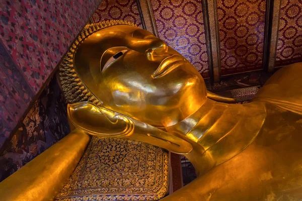 Arany fekvő buddha, Wat Pho, Thaiföld — Stock Fotó