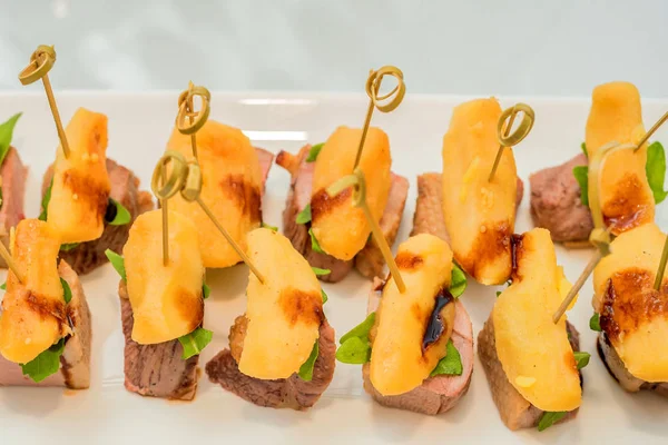 Meze et ve patates şiş üzerinde