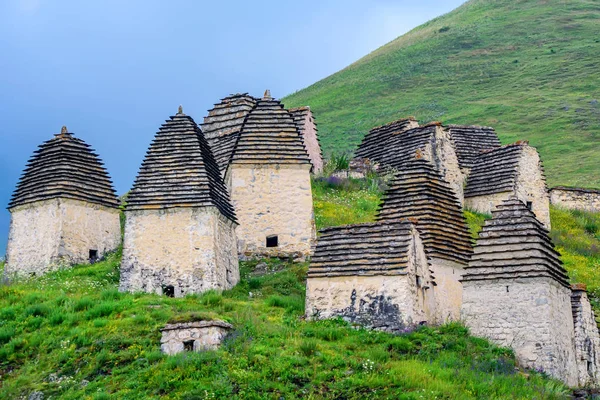 在北奥塞梯的古代 Alanian 墓地。 — 图库照片