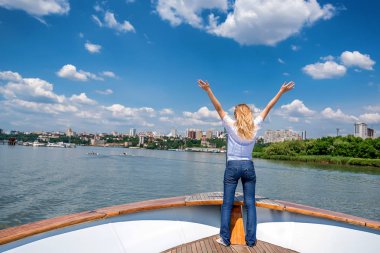 Arkadan Görünüm yatta sarışın genç kadın