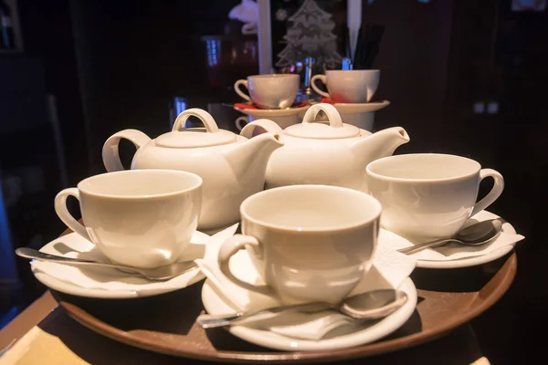 Teaset putih di atas nampan di restoran — Stok Foto