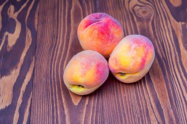 Ahşap arka plan üzerinde sulu şeftali