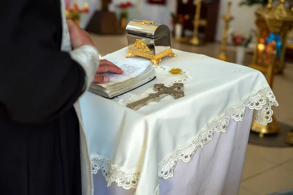 Ortodoks Hıristiyan rahip rite gerçekleştirir