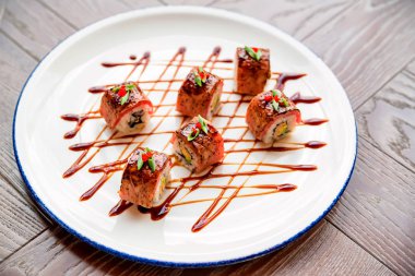 Taze ve lezzetli suşi rulo