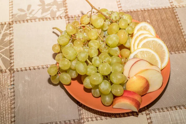 Fruktfat med vindruvor, äpple och citron — Stockfoto