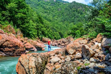 Yaz aylarında genç kadın fiyatı