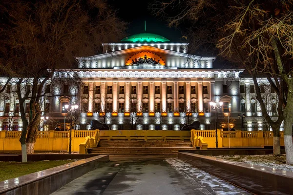 Жінка рук малює фігуру земного посуду — стокове фото