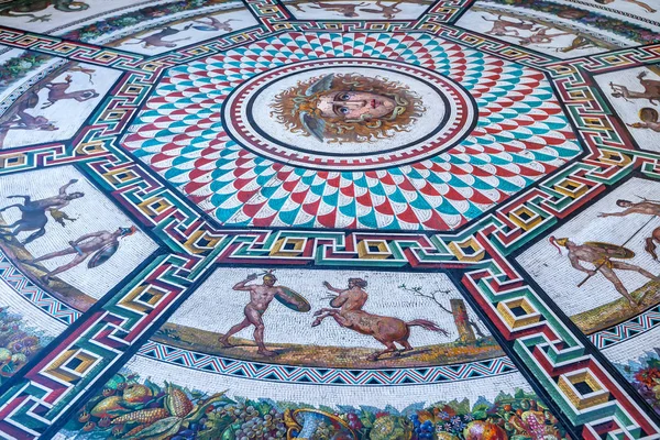 ST. PETERSBURG, RUSSIE - AOÛT 2015 : Mosaïque sur le sol de l'Ermitage — Photo