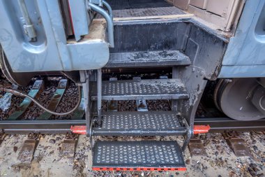 Tren erişim için küçük metal merdiven