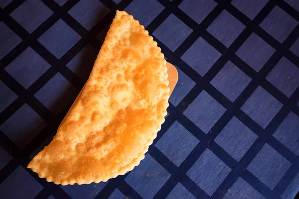 Chebureki or fried pie with meat close up — Stock Photo, Image