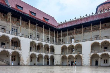 Krakow, Polonya - Haziran 2012: Arcades ve avlu Wawel Kalesi