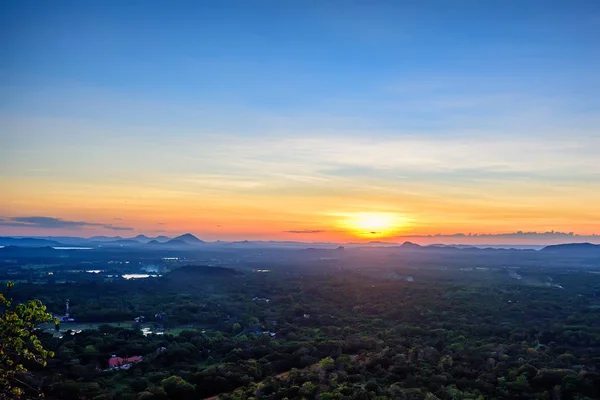 Úžasný západ slunce při pohledu z skalní pevnost Sigiriya — Stock fotografie