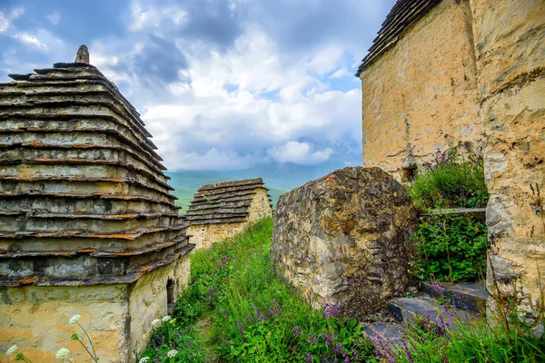 Antigua necrópolis alanesa en Osetia del Norte — Foto de Stock