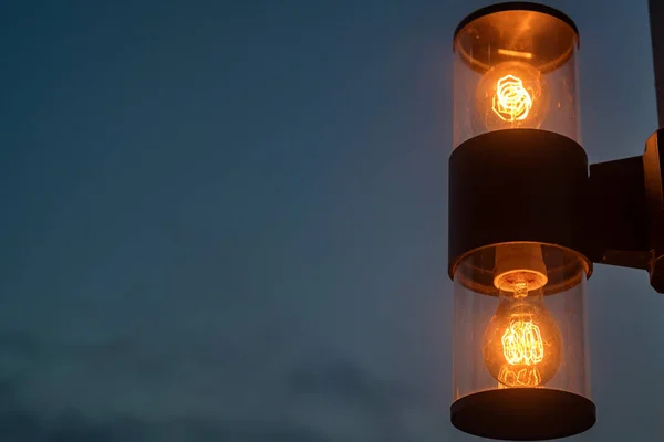 Retro pouličního osvětlení s žárovky — Stock fotografie