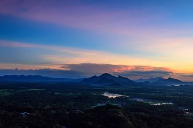 Şaşırtıcı günbatımı kaya kale Sigiriya görüntülendi