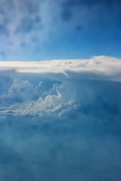 Скайп з мальовничими хмарами — стокове фото