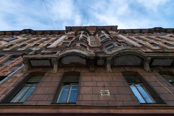 ST.PETERSBURG, RUSSIA - GIUGNO 2015: FACADE DI COSTRUZIONE — Foto Stock