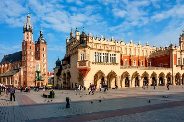Krakow, Polonya - Haziran 2012: St.Marys Bazilikası'nın ve Cloth Hall