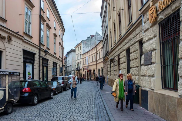 KRAKOW, POLONIA - JUNIO, 2012: Calles de Cracovia — Foto de Stock