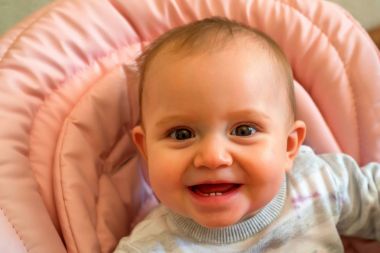 Beslenen olurken mutlu bebek