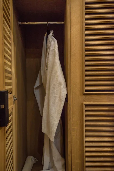 Jubah mandi putih tergantung di lemari — Stok Foto