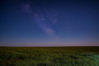 Gece gökyüzünde yıldızlar ve Samanyolu dolu