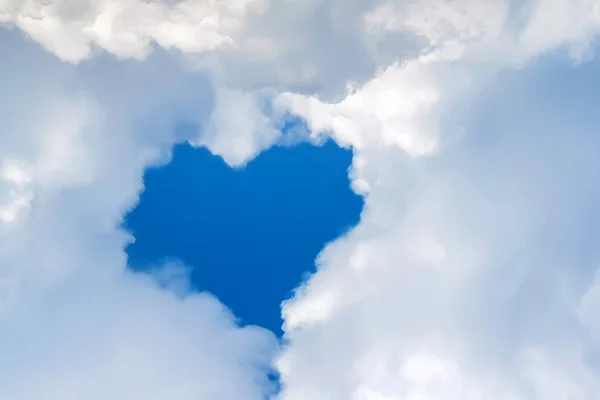 Nuages en forme de coeur — Photo