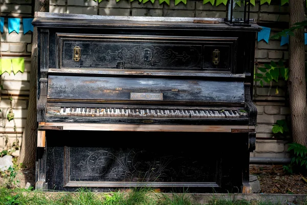 Altes Oldtimer-Klavier steht draußen — Stockfoto
