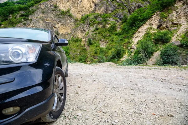 Bilreiser med SUV i fjell – stockfoto