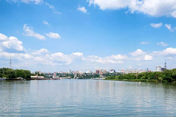 Staden av Rostov-on-Don från floden Don — Stockfoto