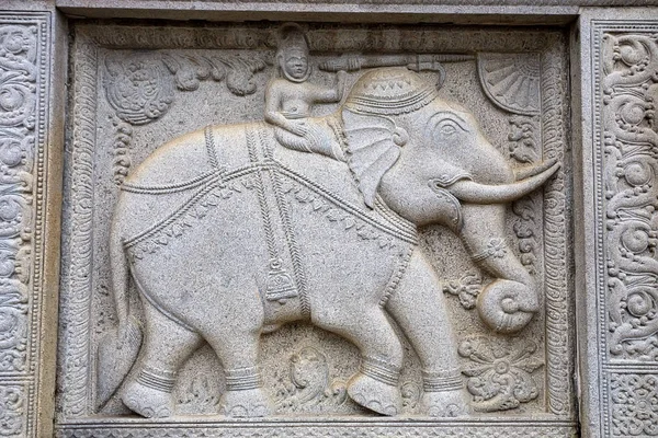 Stone Basreliëf van olifanten in boeddhisten tempel — Stockfoto