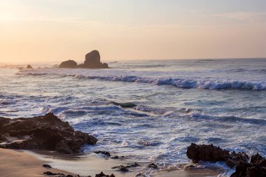 Tropikal günbatımı ve doğal plaj
