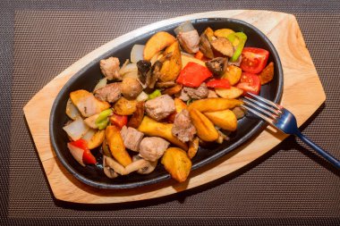 Kavrulmuş et ve sebze üzerinde tava