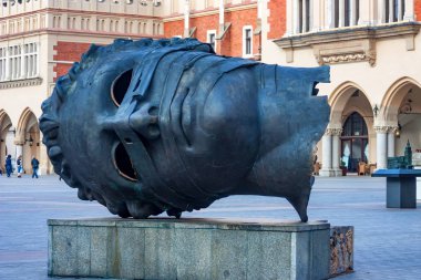 Krakow, Polonya - Haziran 2012: Eros kafa sargılı