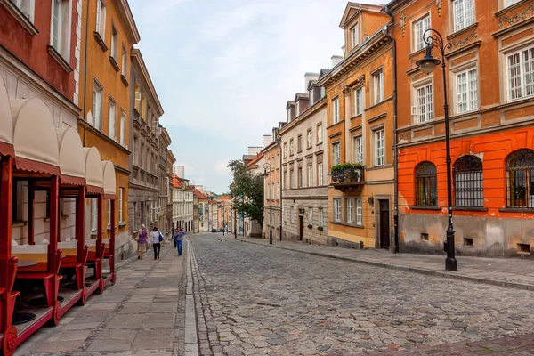 WARSAW, POLONIA - JUNIO, 2012: Calles de Varsovia — Foto de Stock