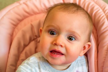 Beslenen olurken meraklı bebek