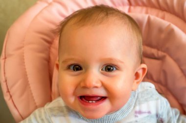 Beslenen olurken mutlu bebek