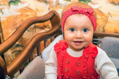 gülümseyerek mutlu bebek