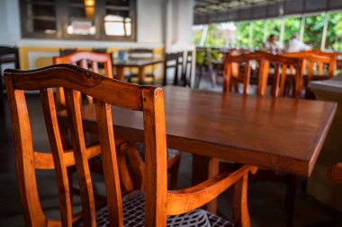Cafe iç ahşap masa ve sandalyeler ile