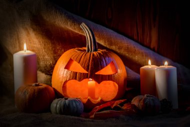 Mumlar yanan ile Halloween balkabağı kafa