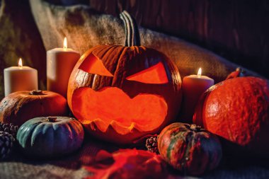 Mumlar yanan ile Halloween balkabağı kafa