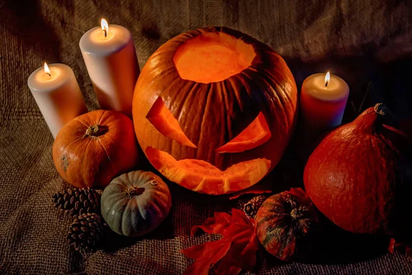 Cabeza de calabaza de Halloween con velas encendidas — Foto de Stock